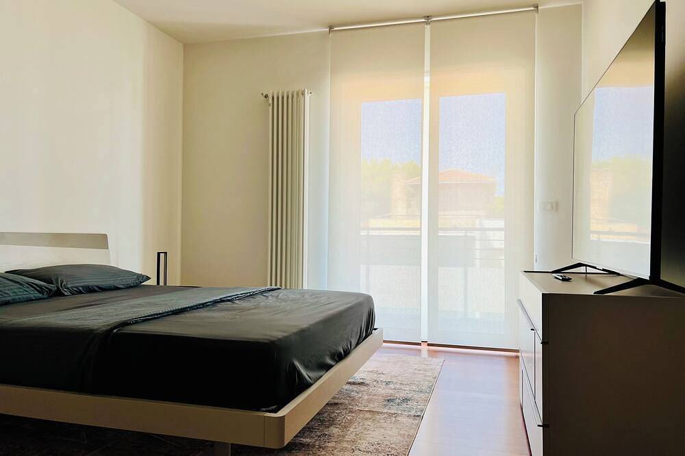 Entire apartment, Premium Sea Front 2-bedroom condo in Roseto Degli Abruzzi, with Wifi, Ac in Roseto degli Abruzzi, Adriatic Coast Abruzzo