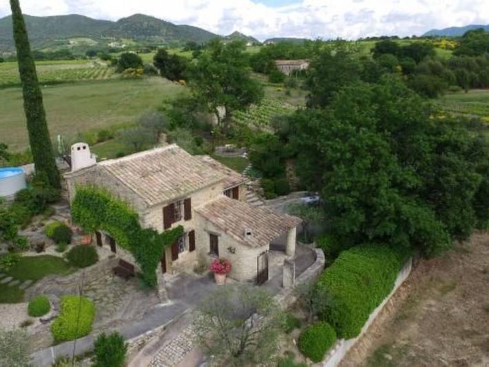 Location de vacances pour 2 personnes, avec jardin et piscine, animaux acceptés à Puyméras