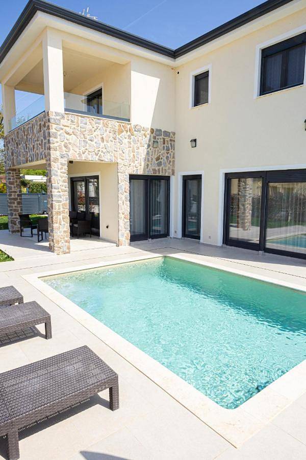 Villa für 7 Personen, mit Balkon und Terrasse sowie Garten und Pool in Poreč