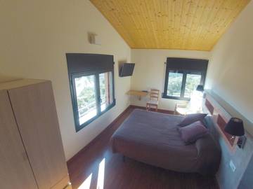 Hôtel pour 2 personnes, avec terrasse et jardin ainsi que vue et piscine à Àger