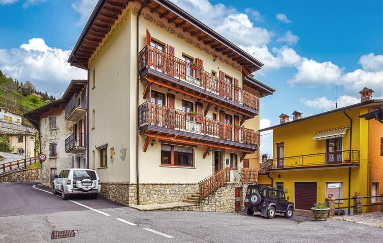 Ferienwohnung für 4 Personen, mit Garten und Ausblick in Pezzoro