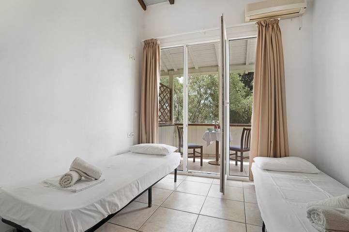 Vacation rental for 4 people, with yard and balcony in Lefkada