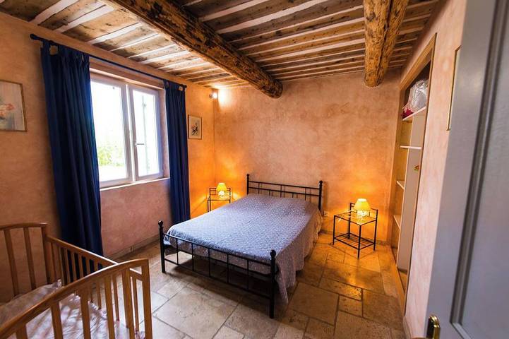 Just a short walk from the Luberon Mountains—accommodations for up to six people in Maubec, Regionaler Naturpark Luberon