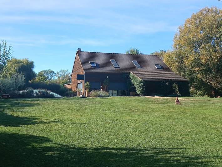 Chambres d’hôtes 'La Maison Des Étangs - Le Nid' avec vue sur le lac, Wi-Fi et climatisation in Vinon, Région de Bourges