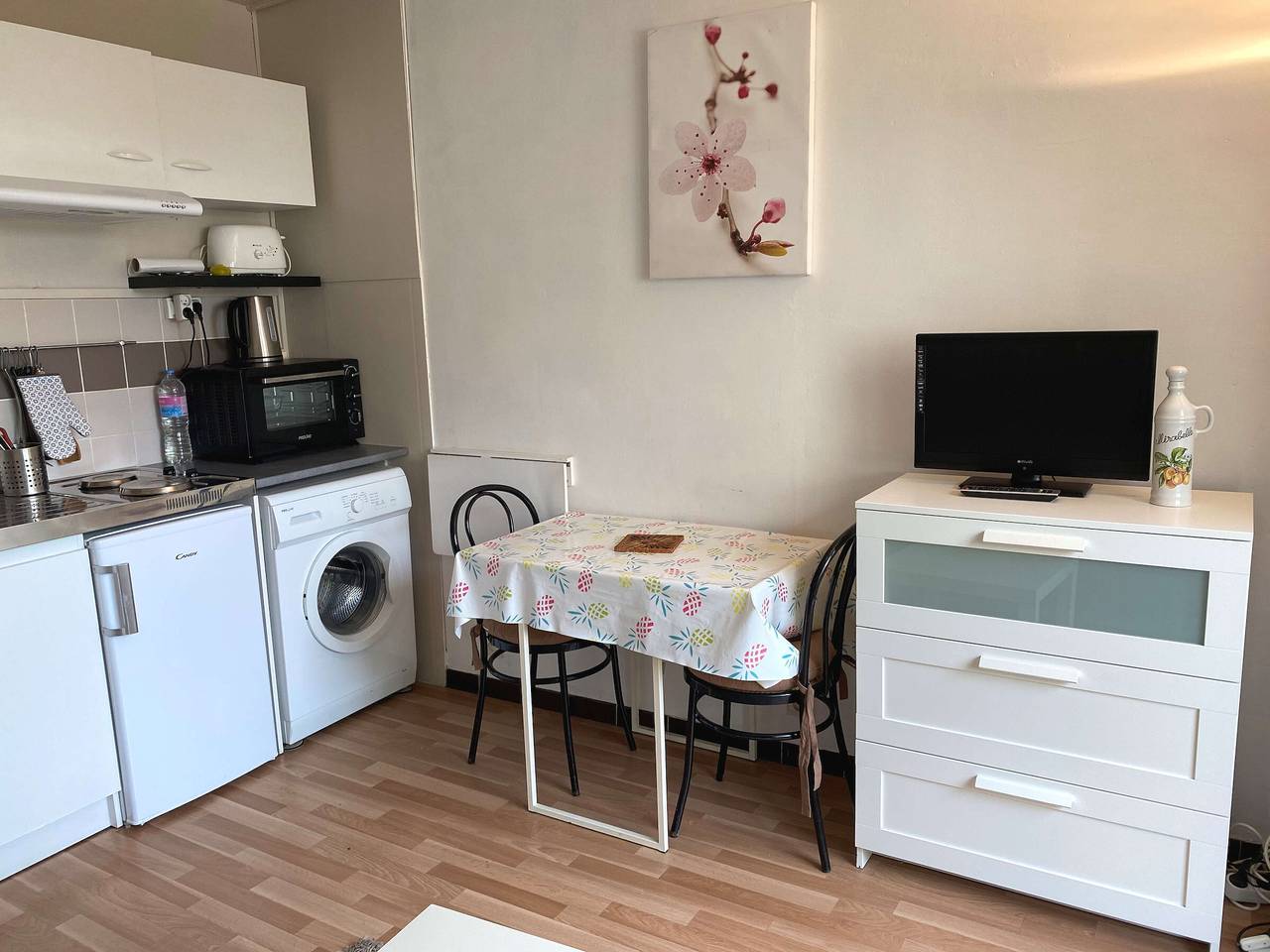 Studio entier, Studio lumineux avec balcon exposé sud, tout équipé et classé 2 étoiles. in Balaruc-les-Bains, Côte d'Améthyste