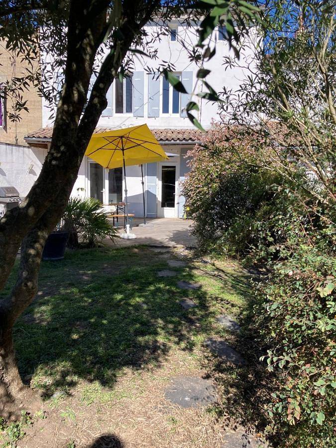 Location de vacances pour 2 personnes, avec terrasse et jardin à Pomerol - 2