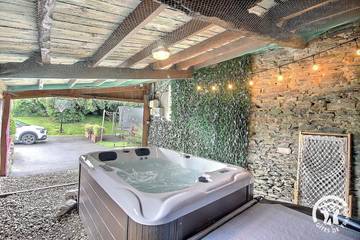 Gîte pour 4 personnes, avec terrasse et jacuzzi ainsi que jardin et sauna, animaux acceptés à Plussulien