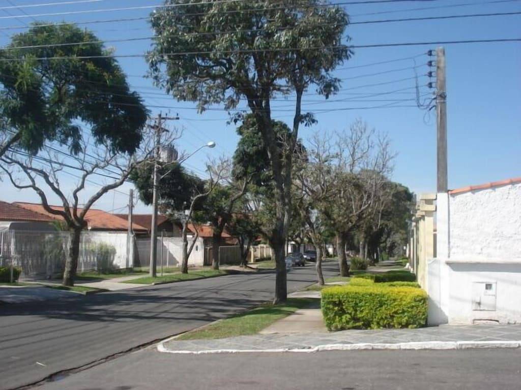 Curitiba-Haus Mit Garage, In Condomimio Geschlossen. in Curitiba, Paraná
