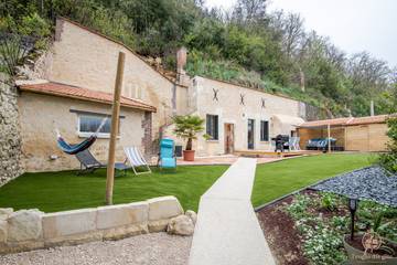 Gîte pour 6 personnes, avec jardin ainsi que jacuzzi et terrasse à Nazelles-Négron