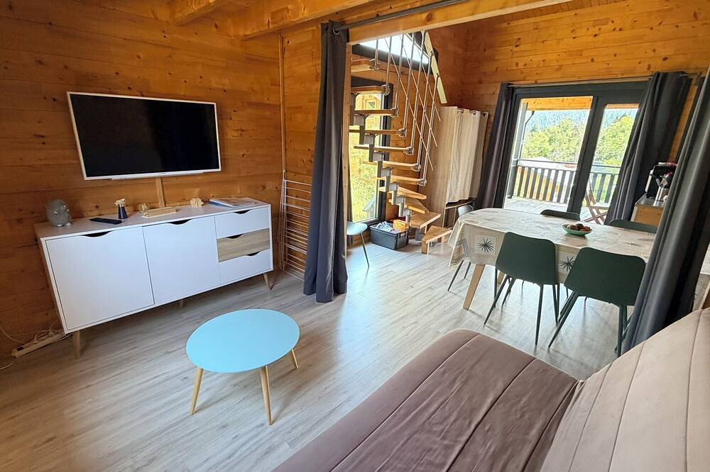 Cozy chalet in the Haut-Jura with an indoor pool in Saint-Laurent-en-Grandvaux, Parc naturel régional du Haut-Jura