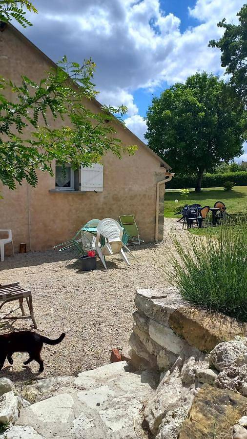 Gîte pour 3 personnes, avec Terrasse et Vue à Besson