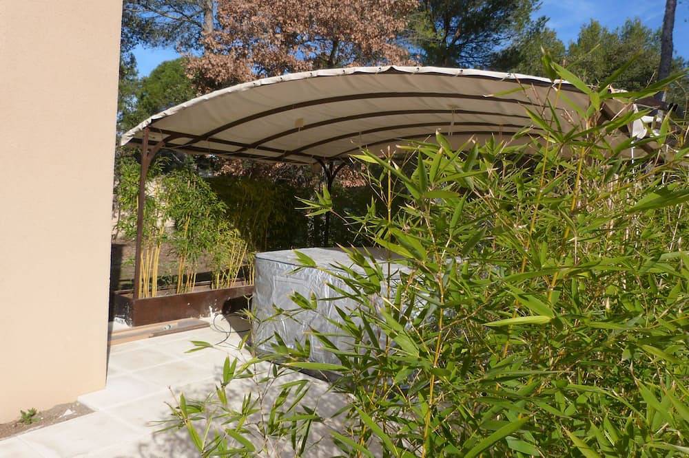 Appartement entier, Studio Avec Jacuzzi A L Ombre Des Chenes in Pernes-les-Fontaines, Parc naturel régional du Mont-Ventoux