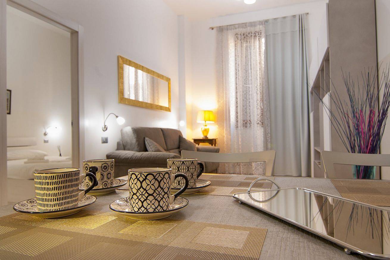 Appartement entier, Elegant apartment in the heart of the historical city center, with 4 sleeps and balcony. in Centro Storico, Vérone