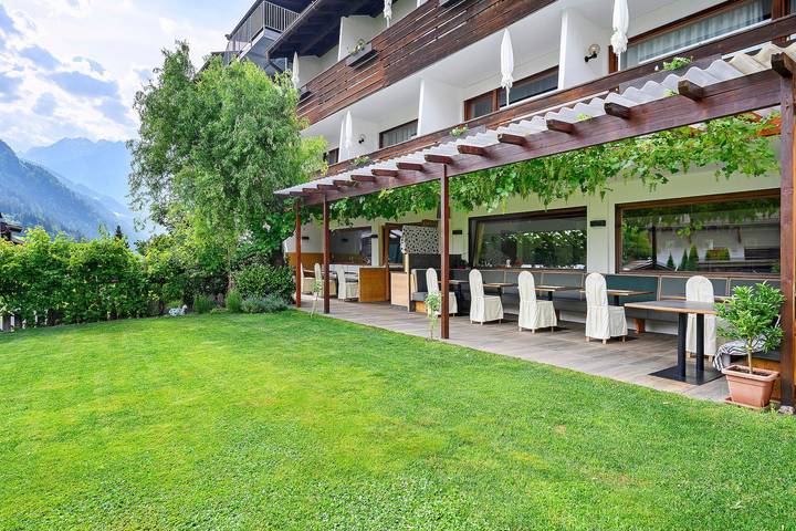 Spacious Timmels Suite Ii with South Balcony, Free Wellness & Pool Access in Stubai Alps, San Leonardo in Passiria