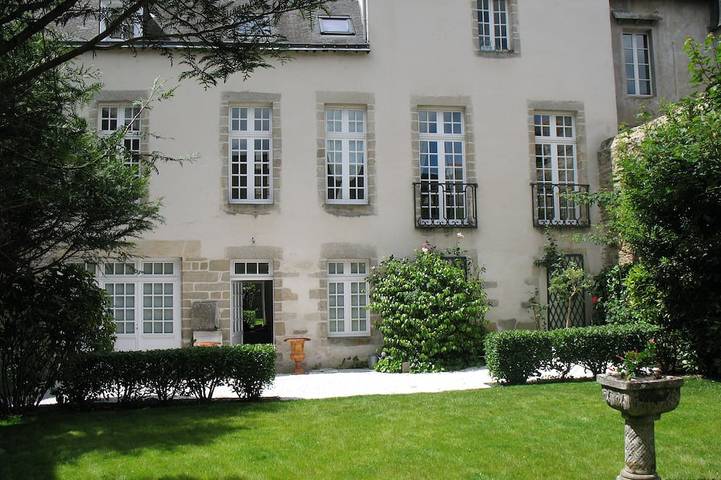 Location de vacances pour 8 personnes, avec jardin et jacuzzi dans Marche Sur La Place Des Lices Vannes