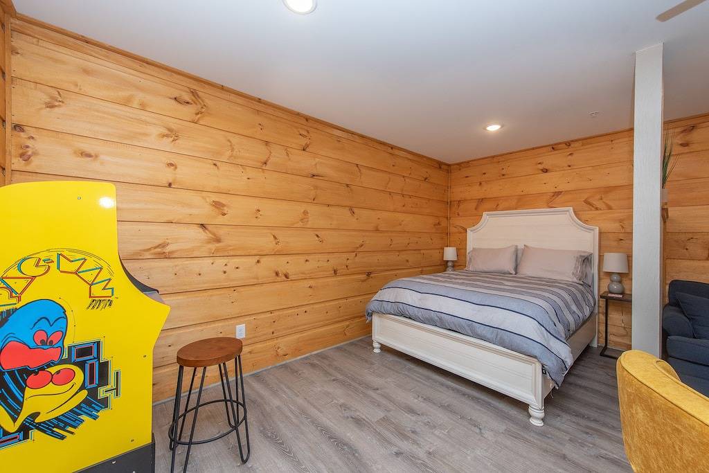 Cozy Cabin w/ Arcade, Deck & Fire Pit in McHenry, Deep Creek Lake