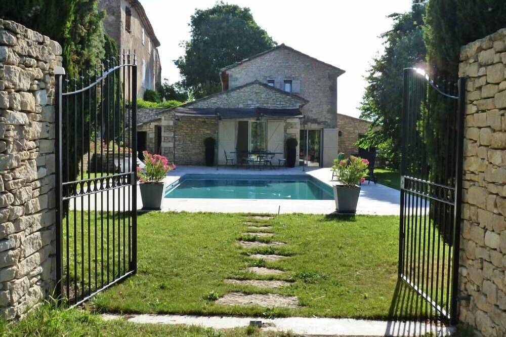 Alter renovierter Schafstall am Fuß eines hochgestellten alten Dorfes in Joucas, Regionaler Naturpark Luberon