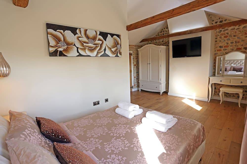 Traditional flint cottage with Hot Tub, 2 mins  from secluded beaches & pub! in Bacton, Norfolk Coast