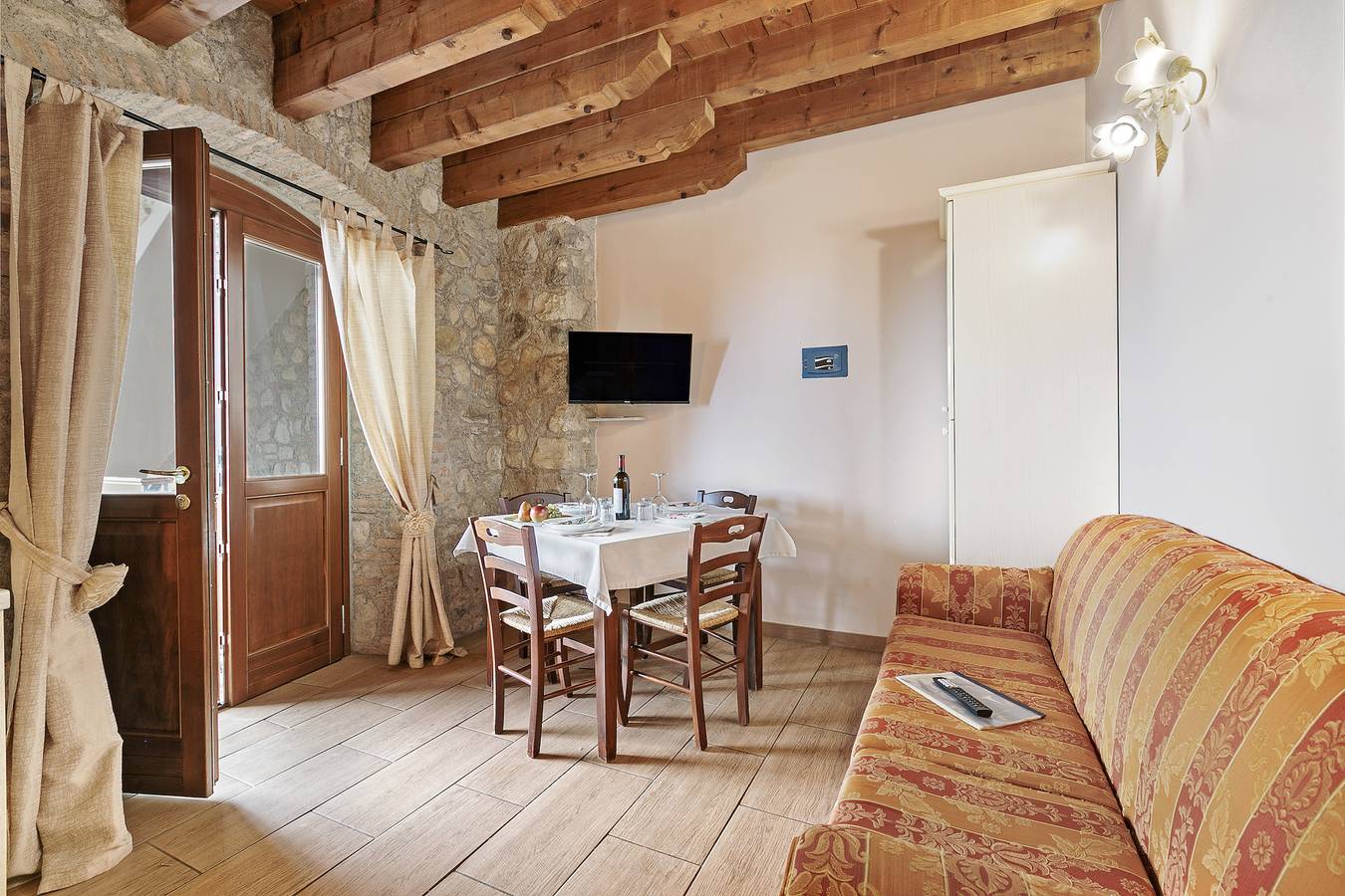 Ganze Wohnung, Agriturismo Apartment Garda heated pool in Padenghe sul Garda, Gardasee-Berge