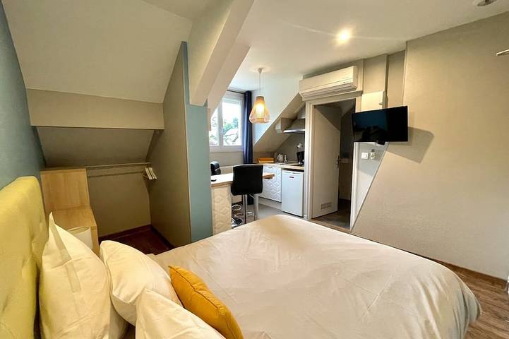 Gîte pour 2 personnes, avec Terrasse ainsi que Jardin et Piscine à Brison-Saint-Innocent - 3