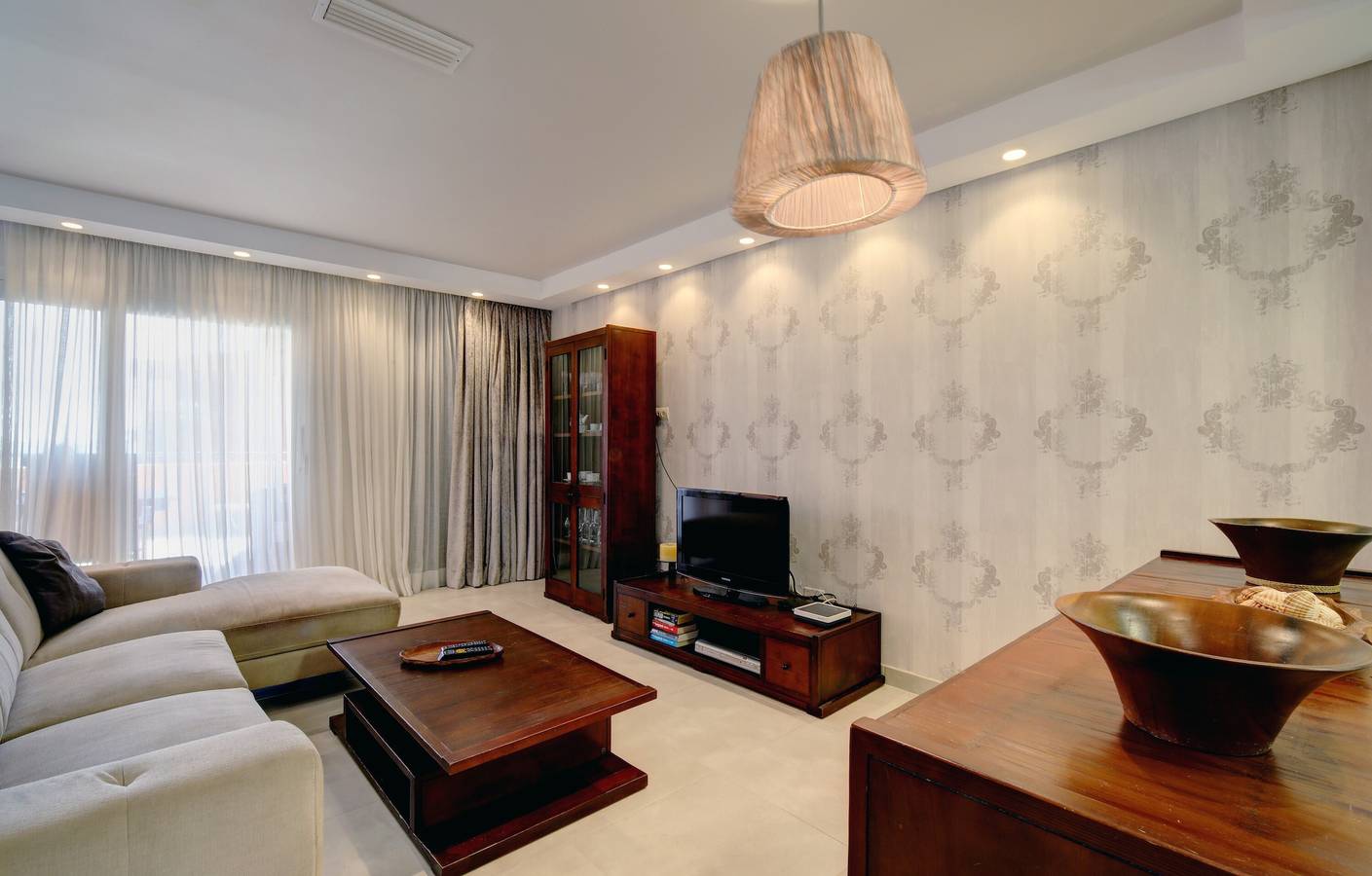 Beachfront Holiday Home with Wi-Fi and Air Conditioning in Buenas Noches, Estepona