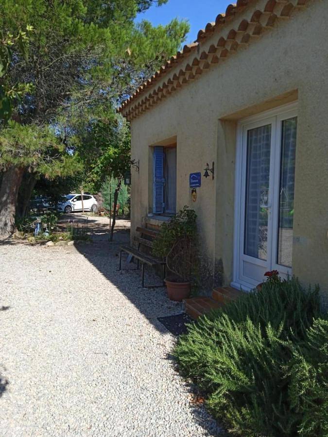 Chambre d’hôte pour 2 personnes, avec jardin ainsi que vue et piscine, animaux acceptés à Orange
