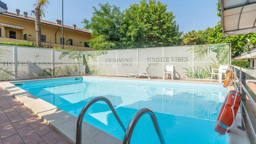 Hôtel pour 3 personnes, avec Balcon et Terrasse ainsi que Jardin et Piscine