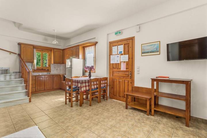 Gîte pour 4 personnes, avec jardin, adapté aux familles dans Stoupa - 2