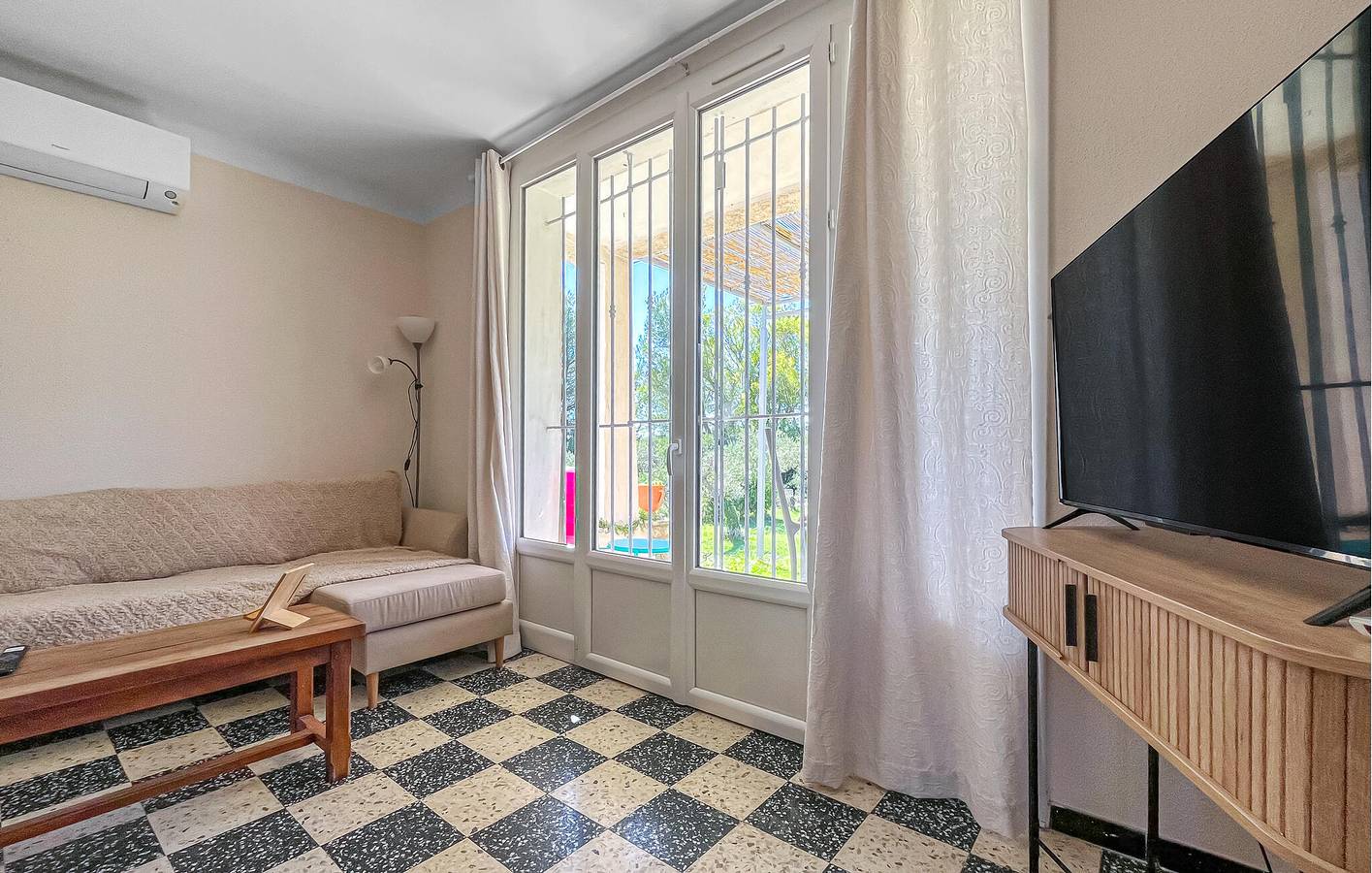 Appartement moderne avec piscine, terrasse et WiFi près de Fontvieille in Fontvieille, Région d'Arles
