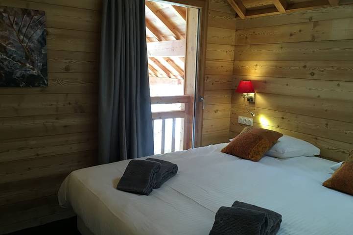 Chalet de luxe (tout neuf) à Puy Saint Vincent 1400, au calme, à 250m des pistes de ski in Puy-Saint-Vincent, Parc national des Écrins