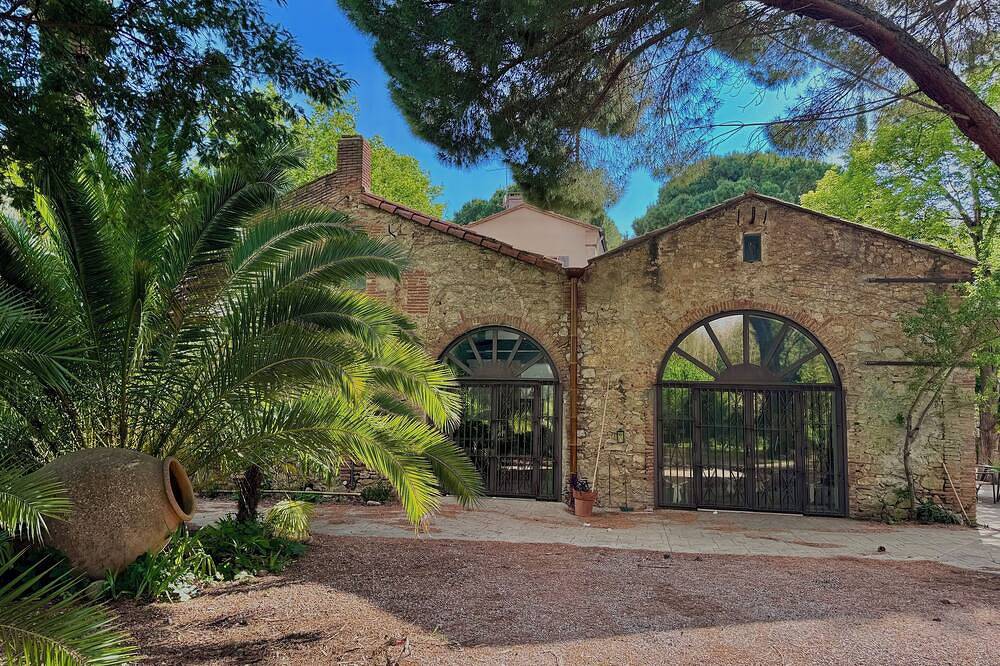 Entire apartment, Room with kitchenette in an estate in Thuir, Perpignan region