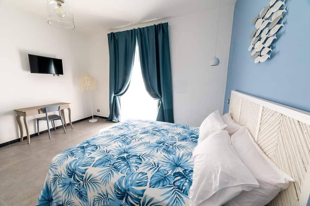 Entire apartment, Superior Triple Room with Shared Terrace, Wi-Fi and Air Conditioning in Vietri sul Mare, Amalfi Coast