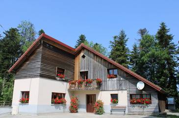 Gîte pour 26 personnes, avec sauna ainsi que jacuzzi et terrasse à Arc-sous-Cicon