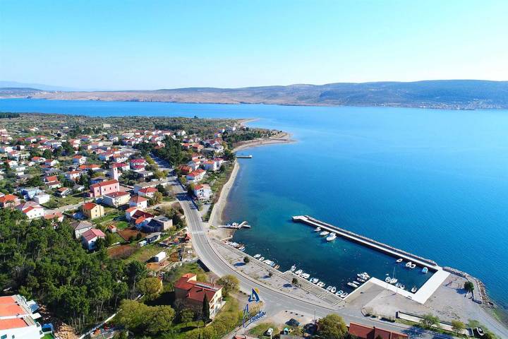 Amazing 6-Br villa with pool close to the beach in Starigrad, Region de Zadar