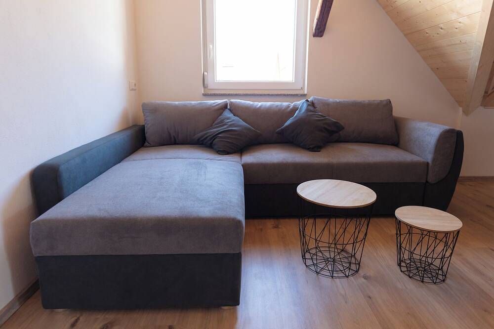 Ganze Wohnung, Neue Ferienwohnung in Herzen Dettingen`s mit Balkon in Dettingen an der Erms, Neckar-Alb
