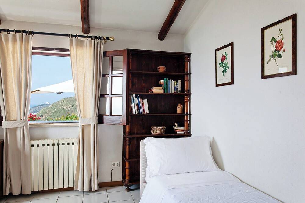 Gli Ulivi - Quattro Camere da Letto Villa, Ospiti Massimo 8 in Capo d'Orlando, Provincia di Messina