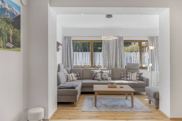 Ganze Wohnung, Apartment „Karwendel“ mit Bergblick, privater Terrasse und WLAN in Mittenwald, Bayerische Alpen