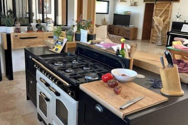 Charming renovated country house with swimming pool and landscaped garden in Marignane, Mediterranean Coast (France)