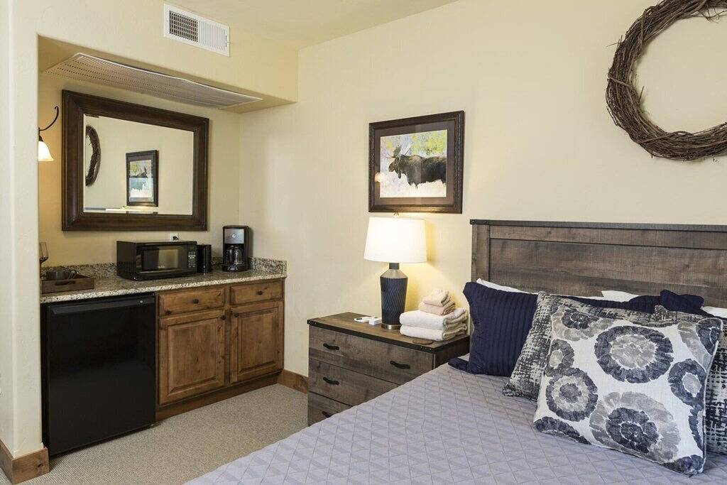 Das Pines 180B ist ein wunderschön eingerichtetes Zimmer im Hotelstil. in Glacier-Nationalpark