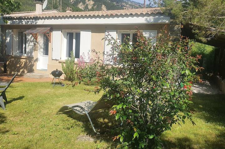 Ferienhaus für 6 Personen, mit Terrasse und Garten in Castellane