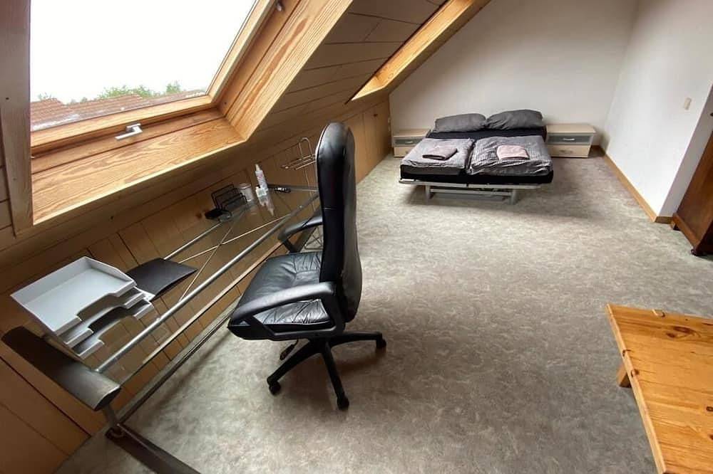 Ganze Wohnung, Ein Dachgeschoß Zimmer mit Gemeinschaftszimmer (Wohn-, Ess-, Bade- und Küche) in Heidelberg, Rheinebene