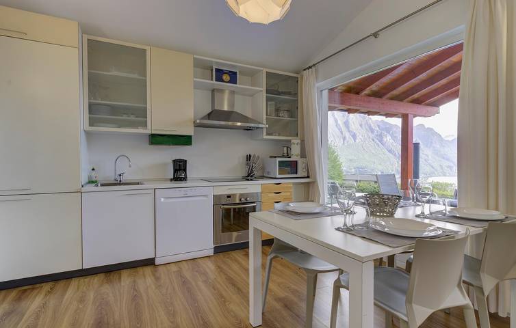 Rückzugsort am See mit Pool und Terrasse in Gemeinde Solto Collina, Iseosee