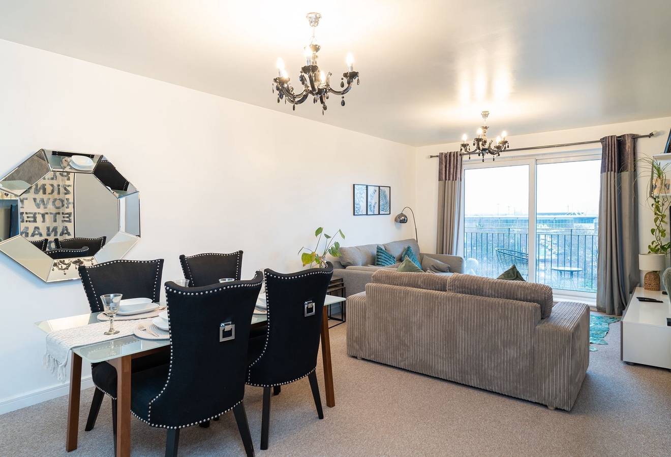 Entire holiday apartment, Apt - Stay 6 - Stadium View - Coo-op Live Arena in Manchester, Greater Manchester