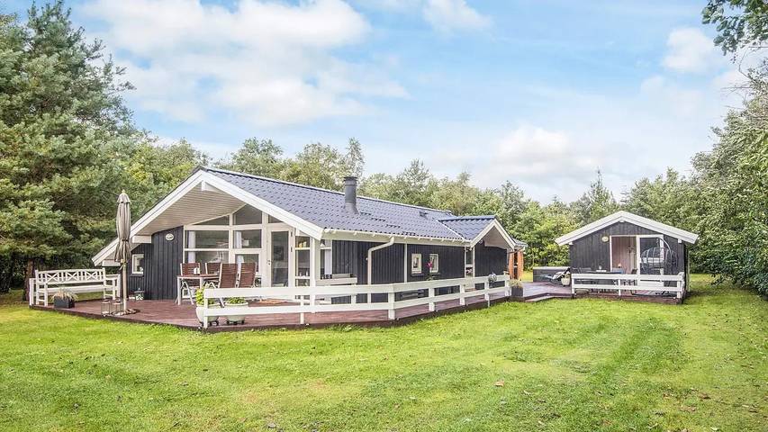 Ferieudlejning for 8 personer, med terrasse og jacuzzi samt sauna i Jegum