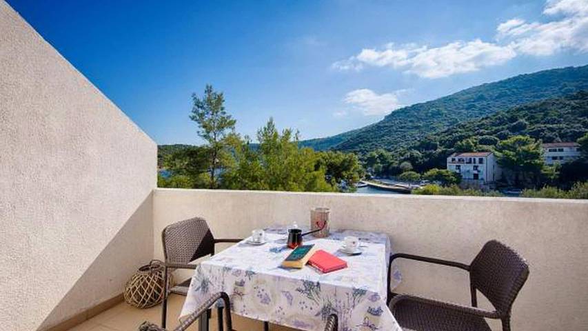 Gîte pour 4 personnes, avec balcon dans Lastovo