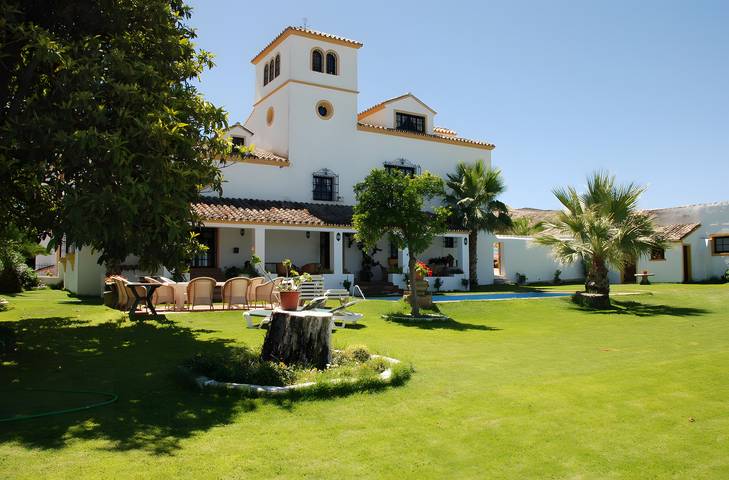 Casa rural para 16 personas, con jardín en Setenil de las Bodegas