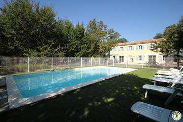 Gîte pour 12 personnes, avec terrasse ainsi que piscine et jardin à Colonzelle