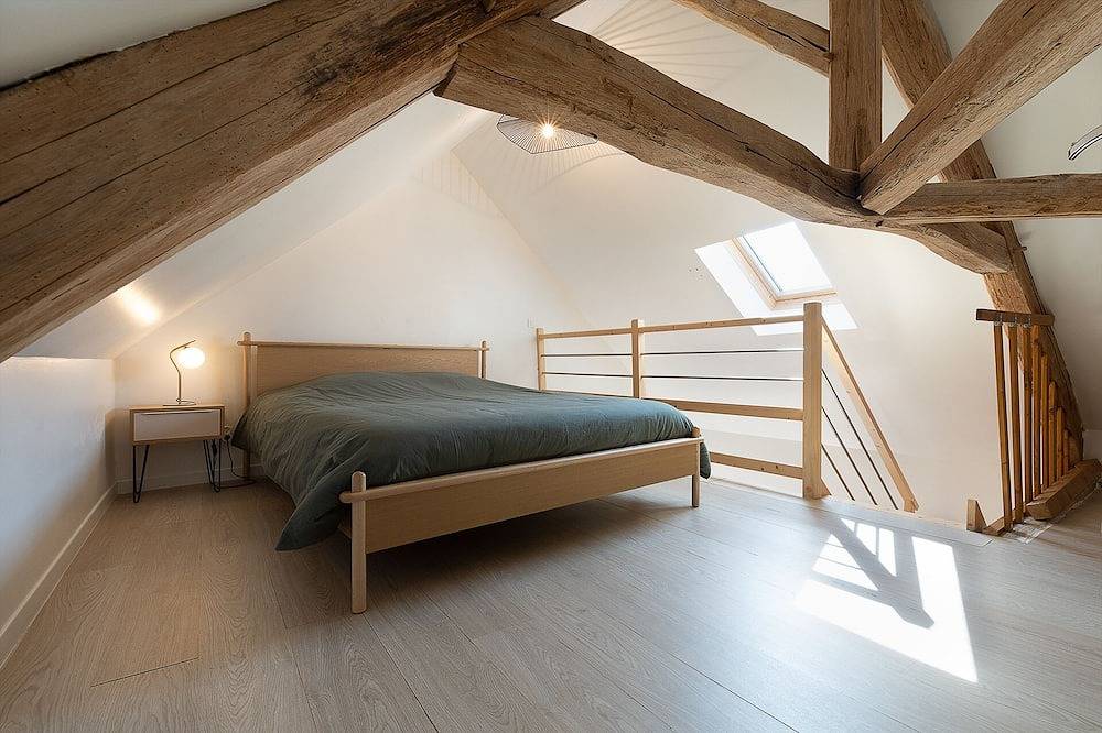 In the heart of the Fontainebleau forest, capital of horse riding and climbing in Ury, Parc naturel régional du Gâtinais français