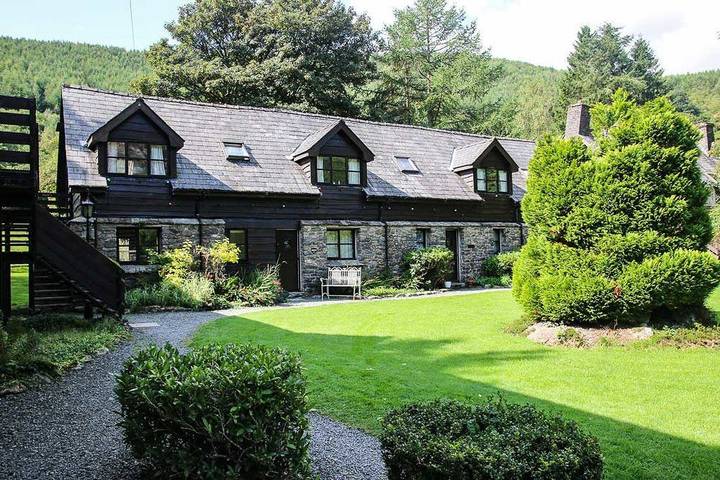 Cottage for 6 people, with view and pool as well as sauna in Mid-Wales