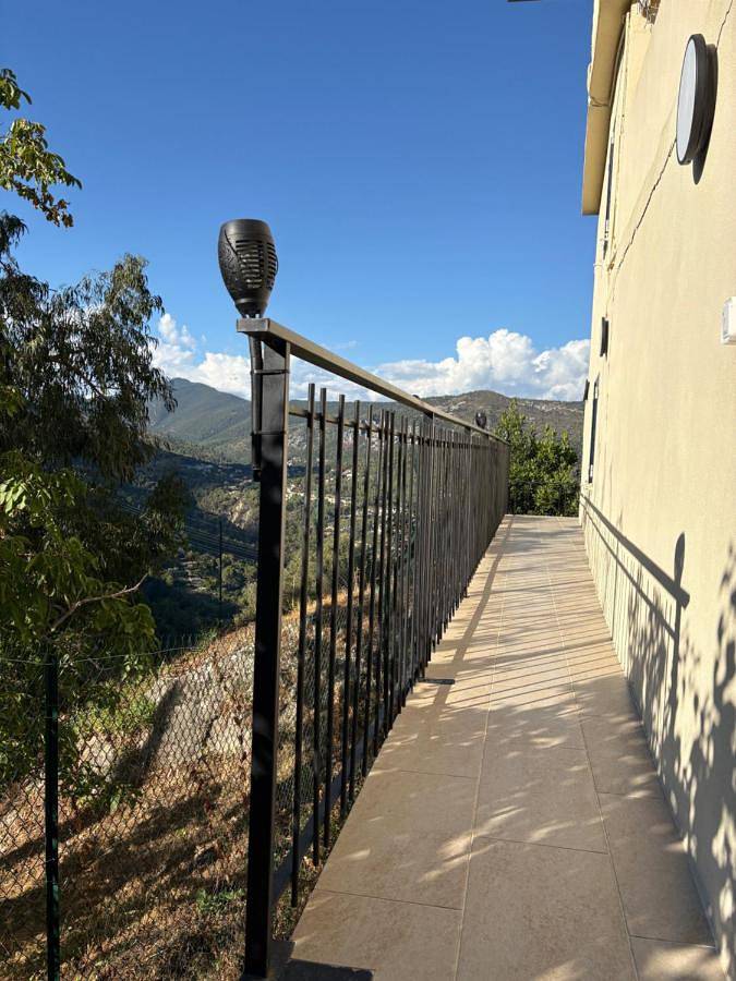 Gîte pour 4 personnes, avec vue ainsi que jardin et terrasse, animaux acceptés à Aspremont - 3